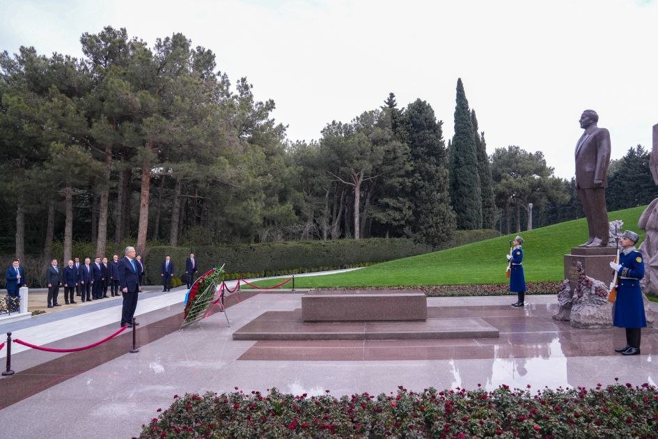 Tokayev Heydər Əliyevin məzarını ziyarət etdi - FOTO - foto 1