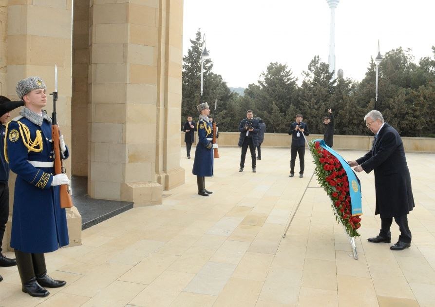 Tokayev Bakıda şəhidlərin xatirəsini andı - FOTO - foto 2