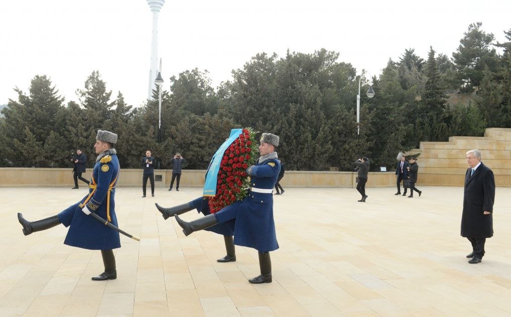 Tokayev Bakıda şəhidlərin xatirəsini andı - FOTO - foto 1