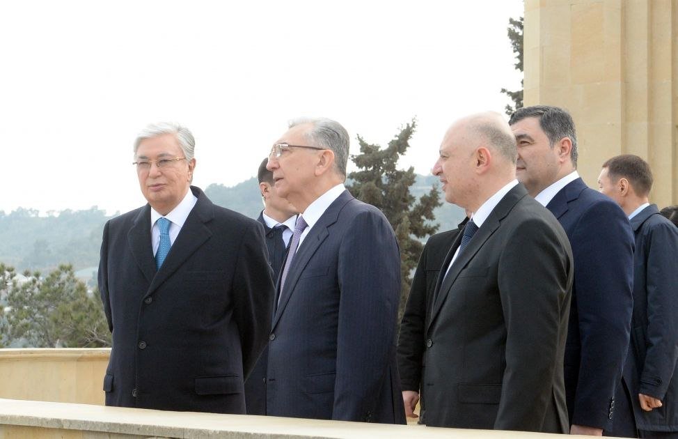 Tokayev Bakıda şəhidlərin xatirəsini andı - FOTO - foto 3
