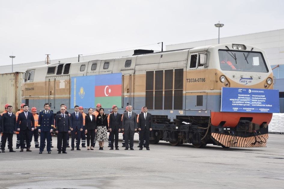 Azərbaycan və Qazaxıstan prezidentləri konteyner qatarının gəlişi mərasimini izlədilər - FOTO/VİDEO - foto 8