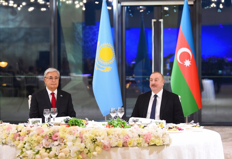 Kasım-Jomart Tokayevin şərəfinə dövlət ziyafəti verilib - YENİLƏNİB/FOTO/VİDEO - foto 1