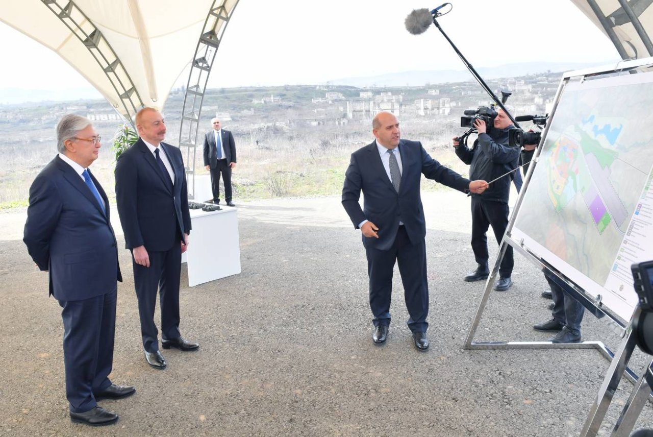 Tokayev Füzuli şəhərinin Baş planı ilə tanış oldu - FOTO - foto 2