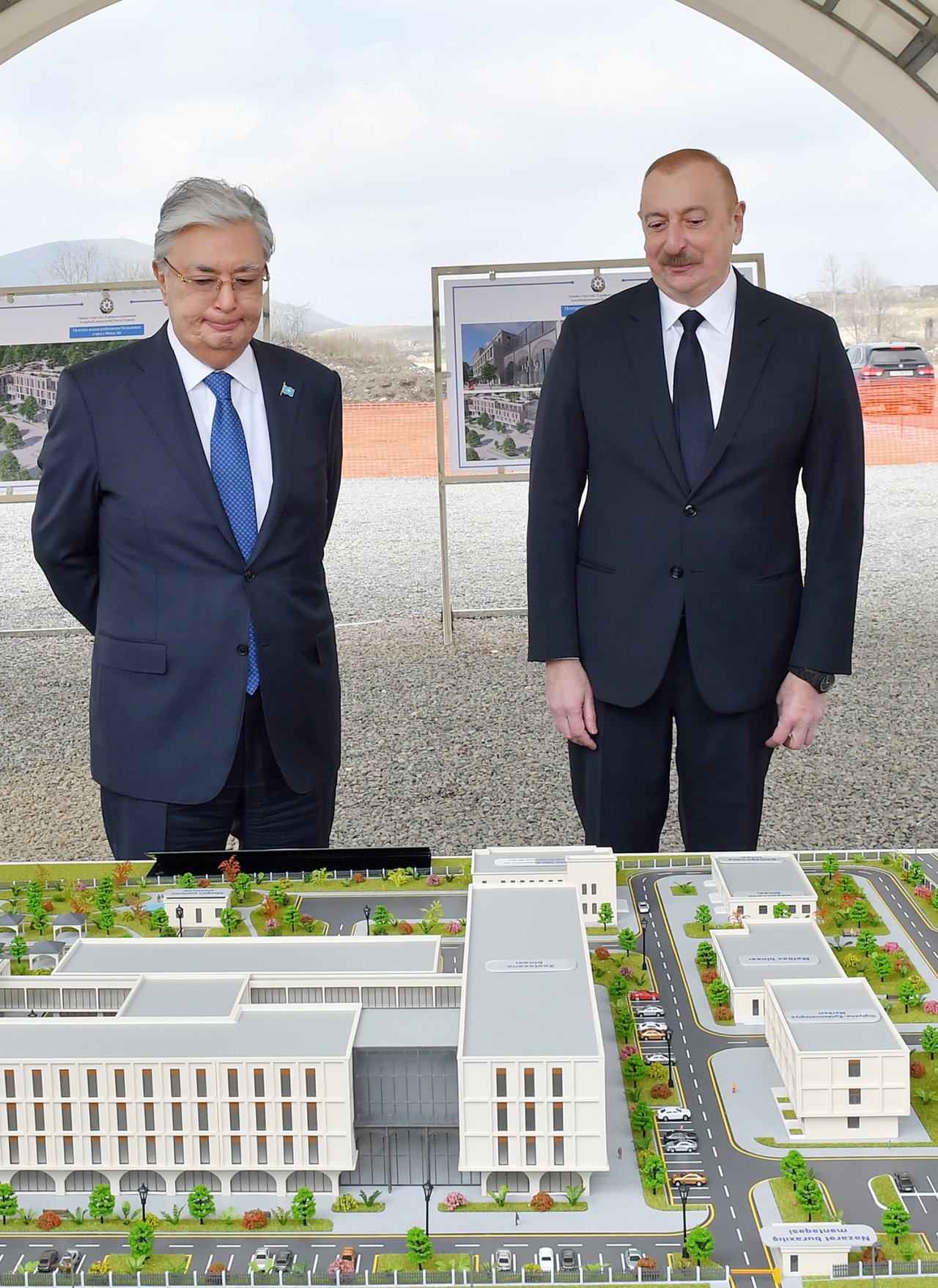 Prezidentlər Füzulidə inşa olunacaq xəstəxananın layihəsi ilə tanış oldular - YENİLƏNİB/FOTO - foto 1
