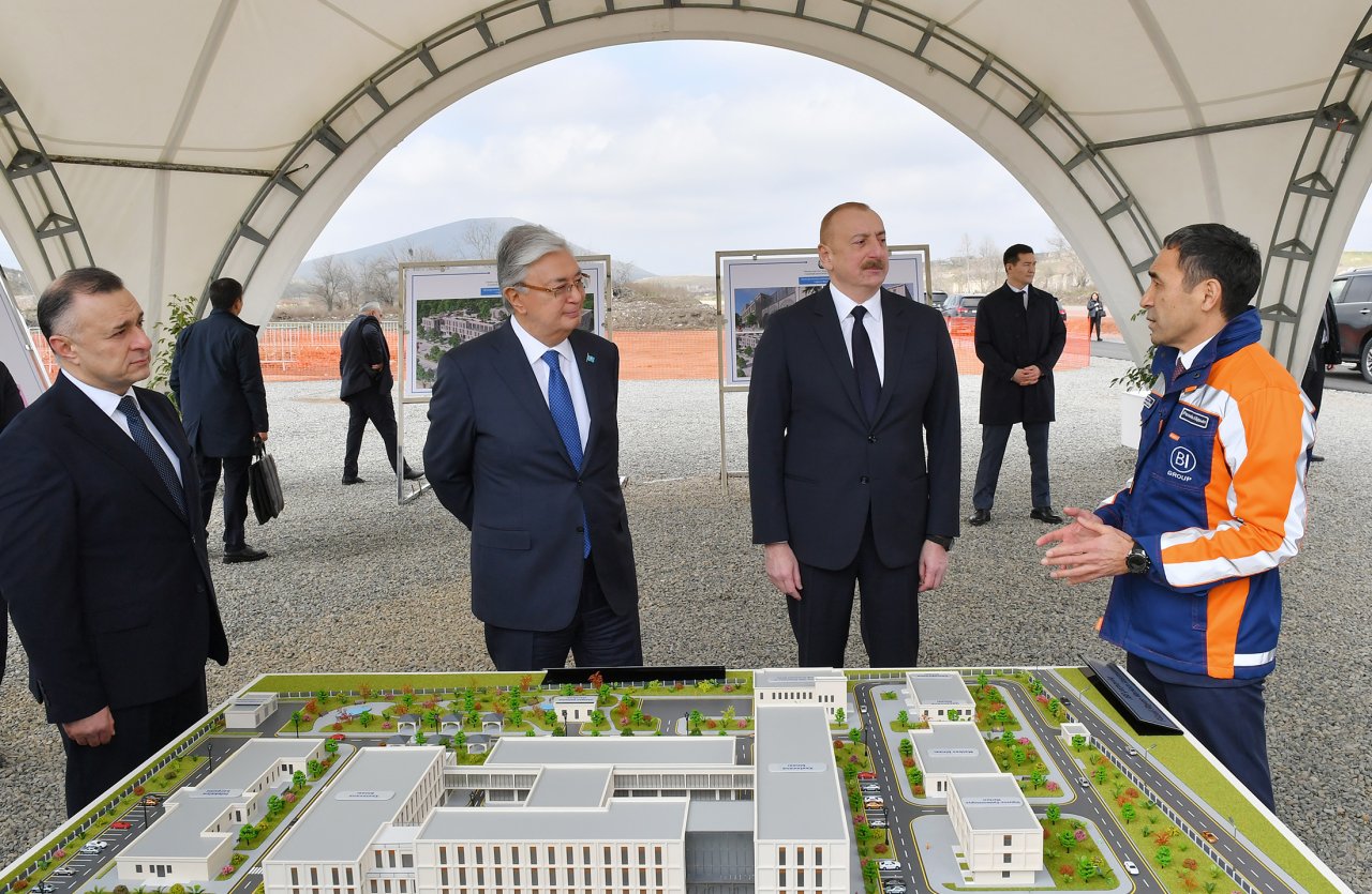 Prezidentlər Füzulidə inşa olunacaq xəstəxananın layihəsi ilə tanış oldular - YENİLƏNİB/FOTO - foto 2
