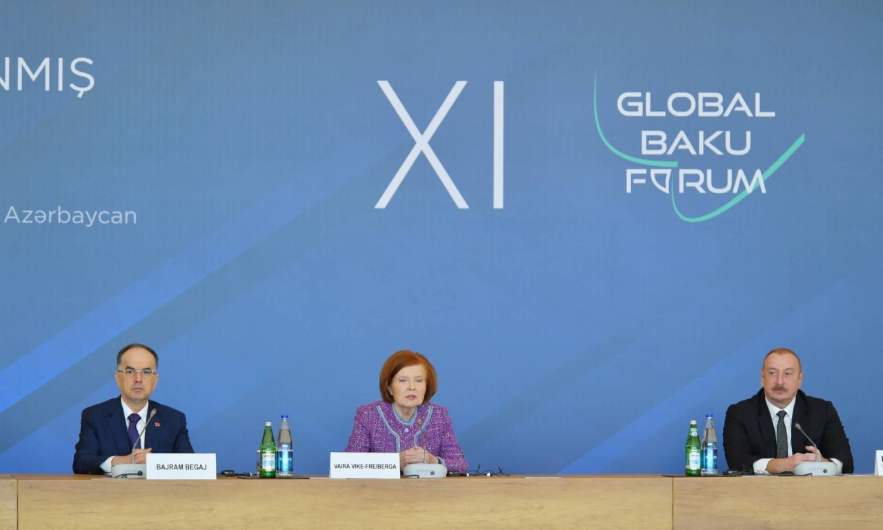 İlham Əliyev XI Qlobal Bakı Forumunda iştirak edib - FOTO/VİDEO - foto 14