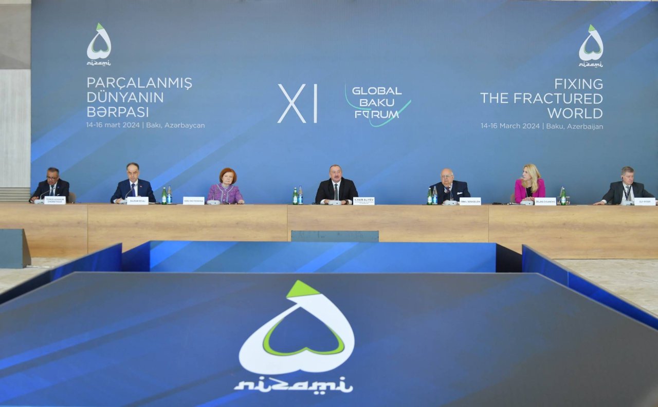 İlham Əliyev XI Qlobal Bakı Forumunda iştirak edib - FOTO/VİDEO - foto 10
