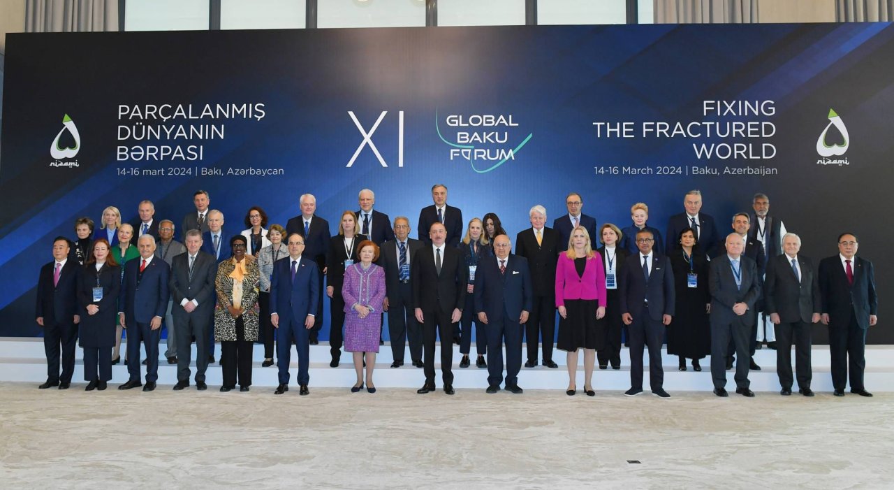 İlham Əliyev XI Qlobal Bakı Forumunda iştirak edib - FOTO/VİDEO - foto 15