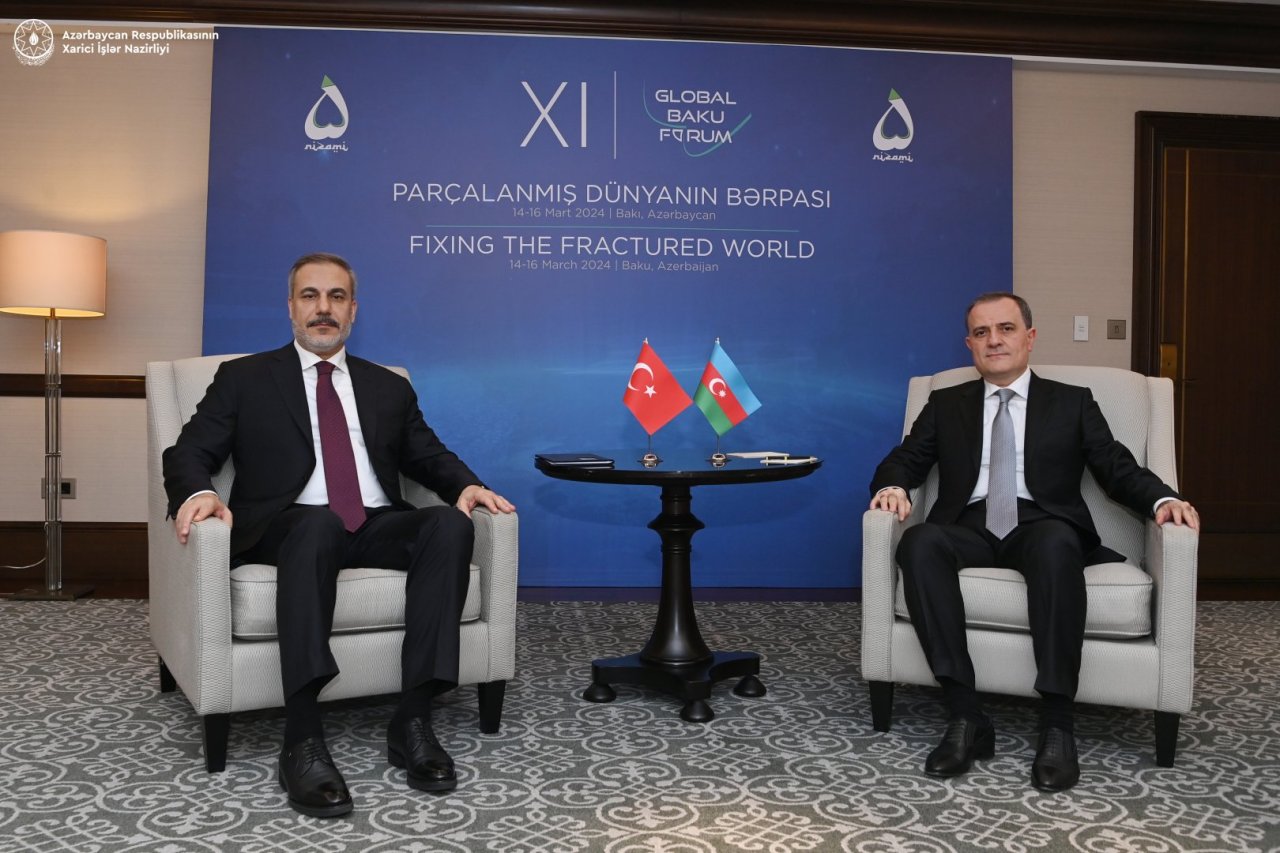 Ceyhun Bayramov Hakan Fidanla görüşdü – YENİLƏNİB/FOTO  - foto 1