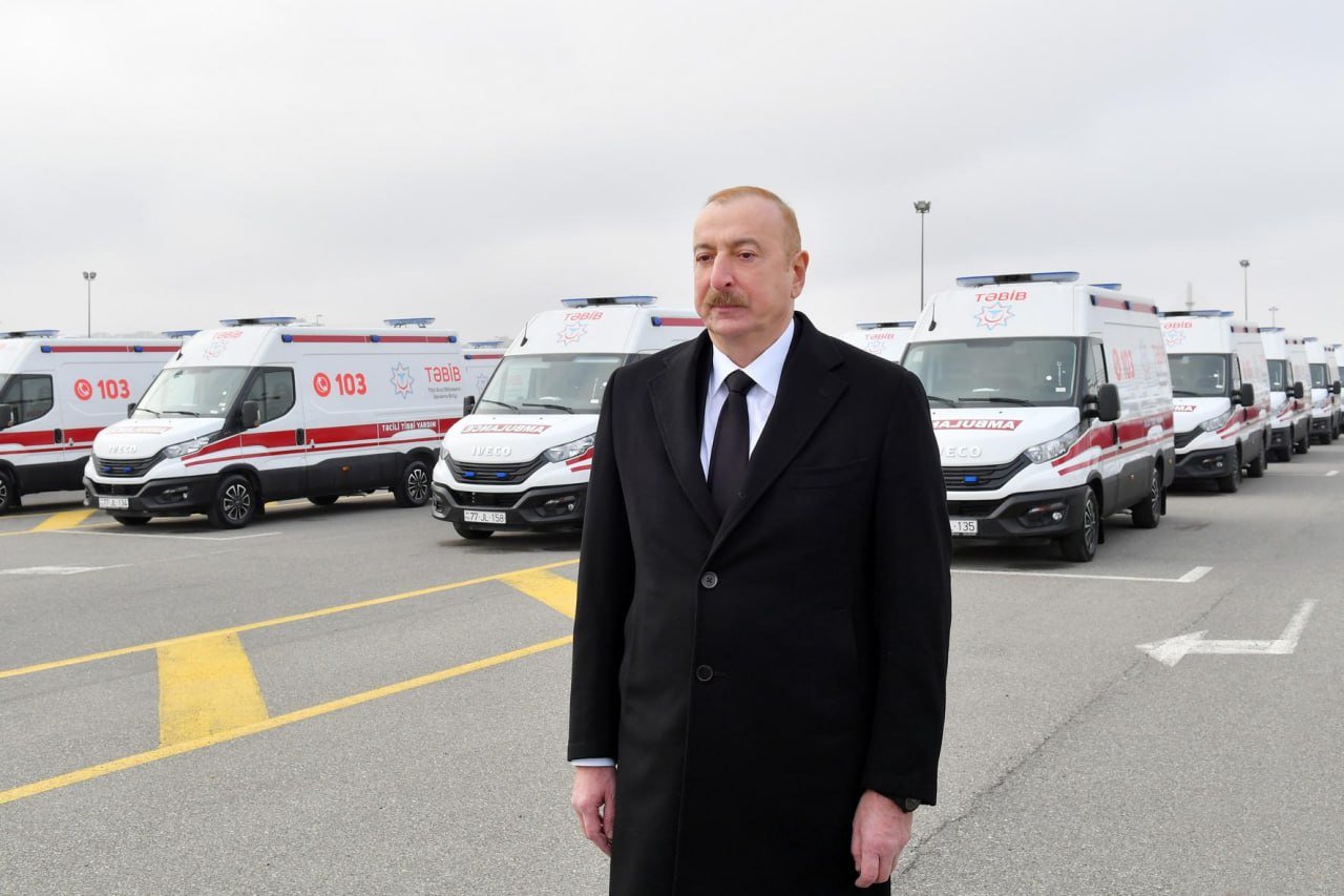 Prezident yeni alınmış müasir təcili tibbi yardım avtomobilləri ilə tanış olub - YENİLƏNİB/FOTO - foto 1