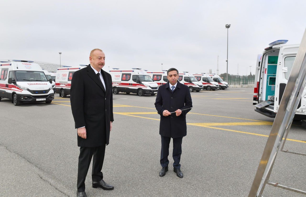 Prezident yeni alınmış müasir təcili tibbi yardım avtomobilləri ilə tanış olub - YENİLƏNİB/FOTO - foto 3