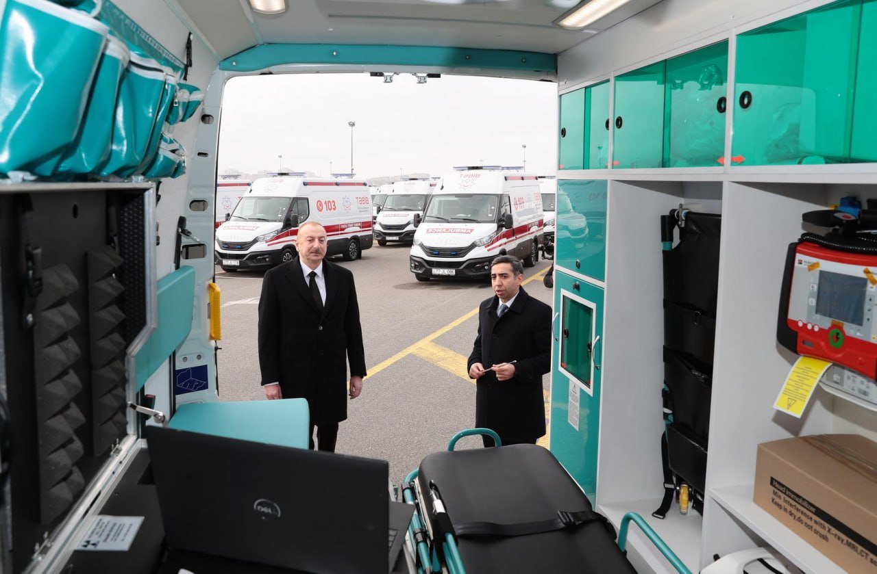 Prezident yeni alınmış müasir təcili tibbi yardım avtomobilləri ilə tanış olub - YENİLƏNİB/FOTO - foto 7