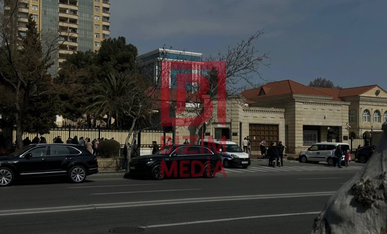 Rusiya vətəndaşları Bakıda belə səs verirlər - FOTO - foto 1