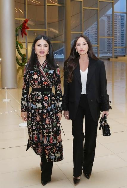 Mehriban Əliyeva “İlmələrdə yaşayan irs: Özbəkistan tikmələrinə səyahət” adlı sərgidə - FOTO   - foto 1