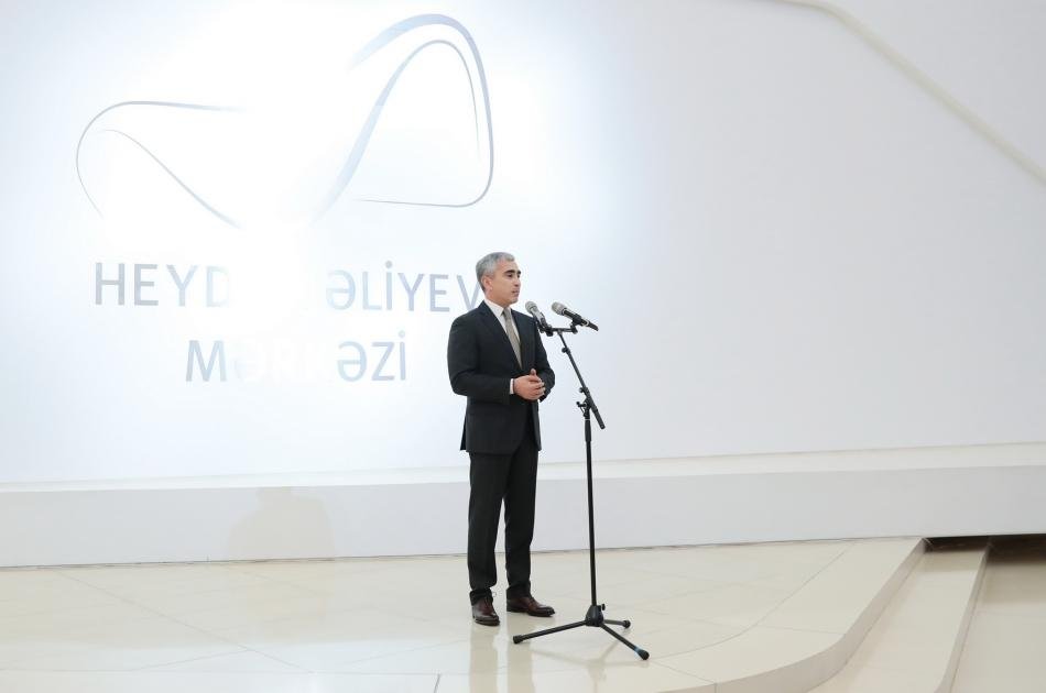 Mehriban Əliyeva “İlmələrdə yaşayan irs: Özbəkistan tikmələrinə səyahət” adlı sərgidə - FOTO   - foto 4