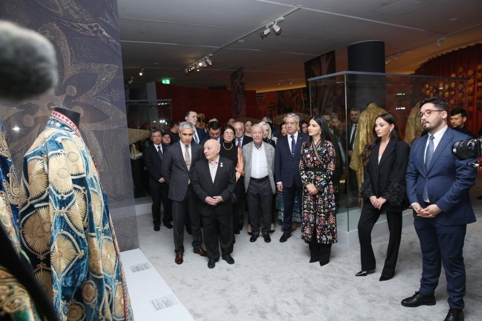 Mehriban Əliyeva “İlmələrdə yaşayan irs: Özbəkistan tikmələrinə səyahət” adlı sərgidə - FOTO   - foto 12