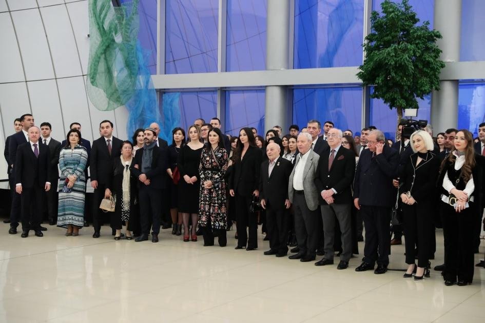 Mehriban Əliyeva “İlmələrdə yaşayan irs: Özbəkistan tikmələrinə səyahət” adlı sərgidə - FOTO   - foto 6