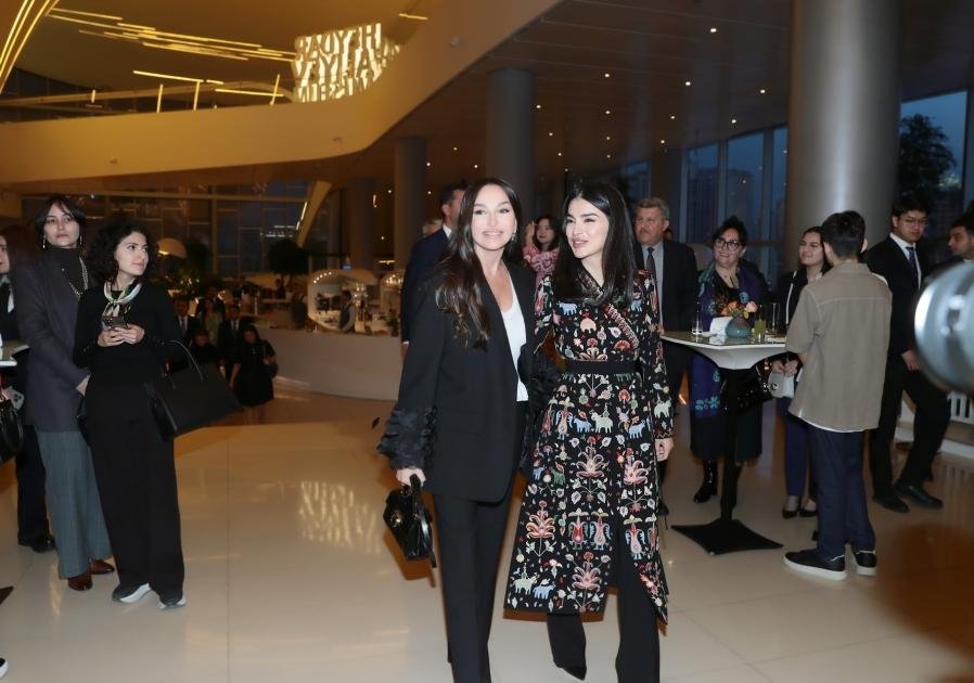 Mehriban Əliyeva “İlmələrdə yaşayan irs: Özbəkistan tikmələrinə səyahət” adlı sərgidə - FOTO   - foto 2