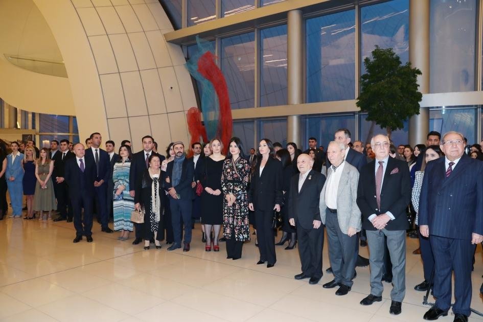 Mehriban Əliyeva “İlmələrdə yaşayan irs: Özbəkistan tikmələrinə səyahət” adlı sərgidə - FOTO   - foto 5