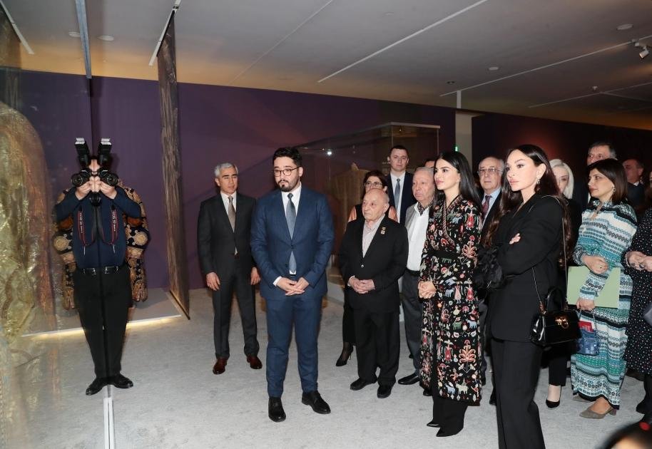 Mehriban Əliyeva “İlmələrdə yaşayan irs: Özbəkistan tikmələrinə səyahət” adlı sərgidə - FOTO   - foto 15