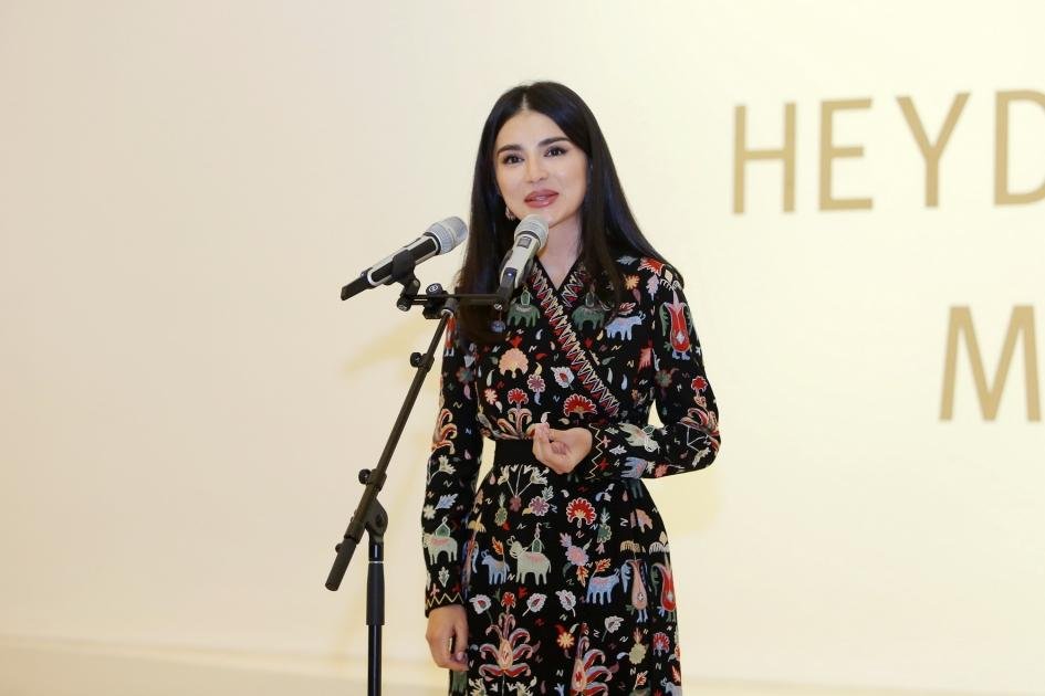 Mehriban Əliyeva “İlmələrdə yaşayan irs: Özbəkistan tikmələrinə səyahət” adlı sərgidə - FOTO   - foto 7