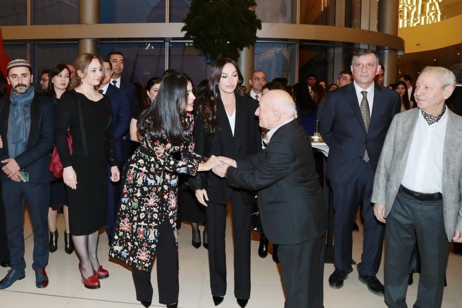 Mehriban Əliyeva “İlmələrdə yaşayan irs: Özbəkistan tikmələrinə səyahət” adlı sərgidə - FOTO   - foto 3