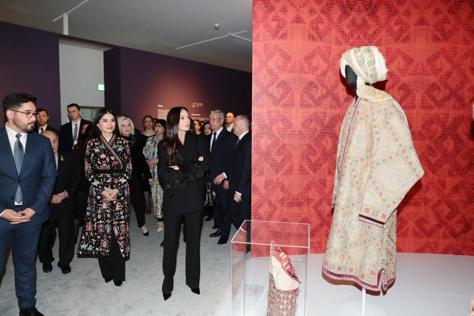 Mehriban Əliyeva “İlmələrdə yaşayan irs: Özbəkistan tikmələrinə səyahət” adlı sərgidə - FOTO   - foto 14