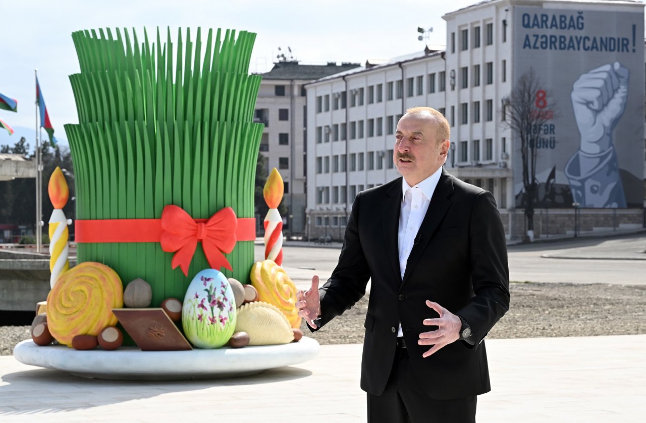İlham Əliyev Xankəndi şəhərində Novruz tonqalını alovlandırıb - FOTO - foto 5