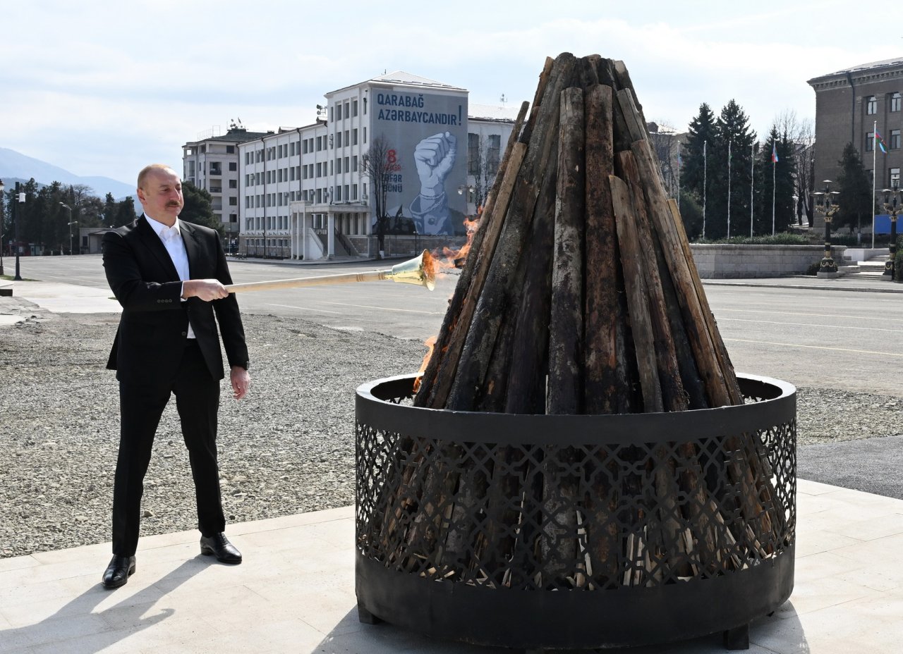 İlham Əliyev Xankəndi şəhərində Novruz tonqalını alovlandırıb - FOTO - foto 10