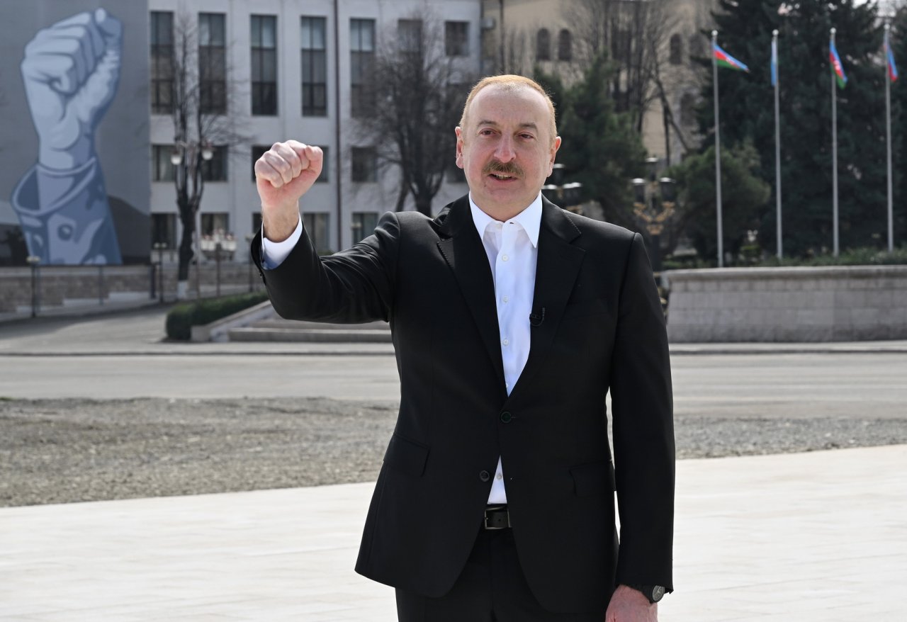 İlham Əliyev Xankəndi şəhərində Novruz tonqalını alovlandırıb - FOTO - foto 3