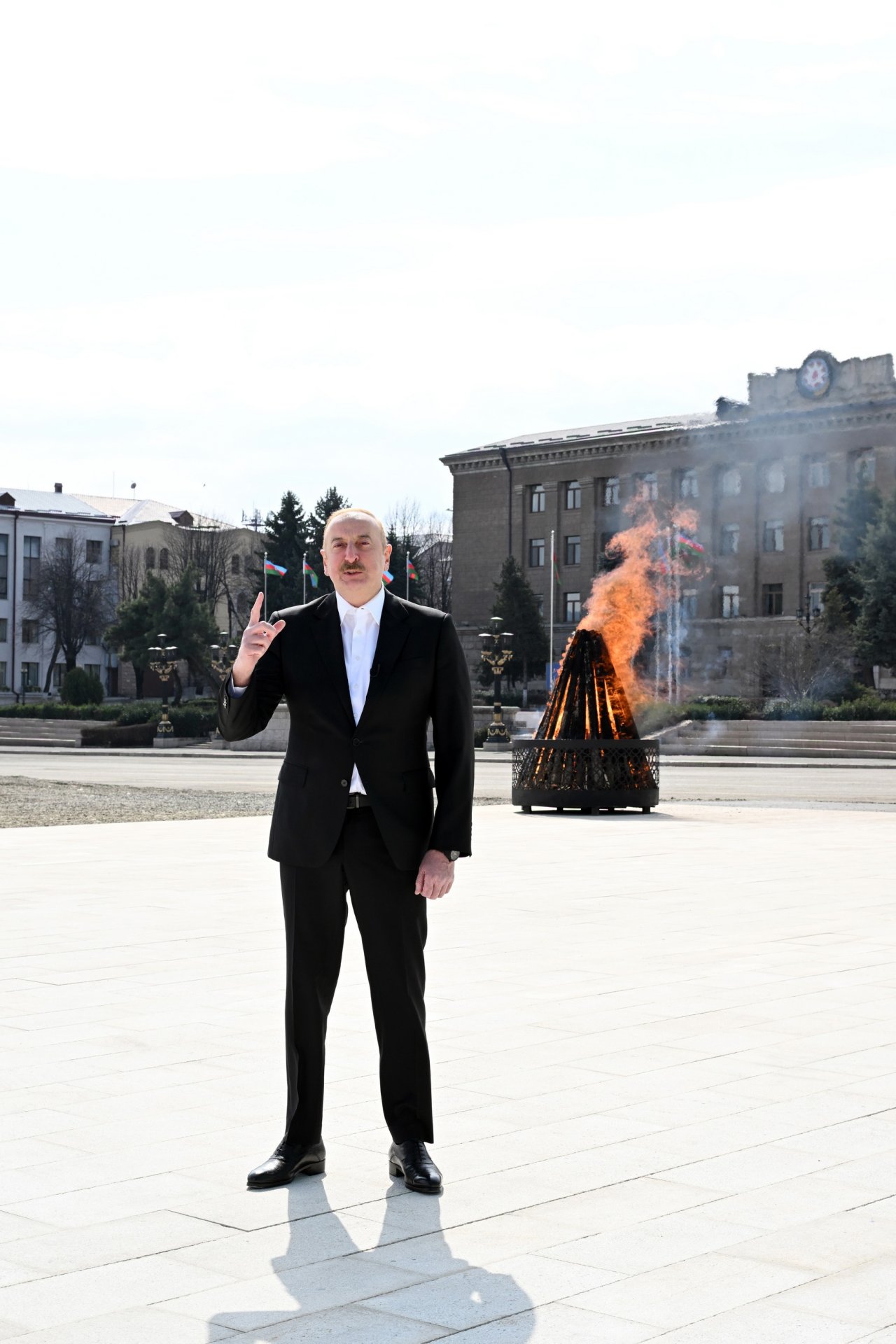 İlham Əliyev Xankəndi şəhərində Novruz tonqalını alovlandırıb - FOTO - foto 8