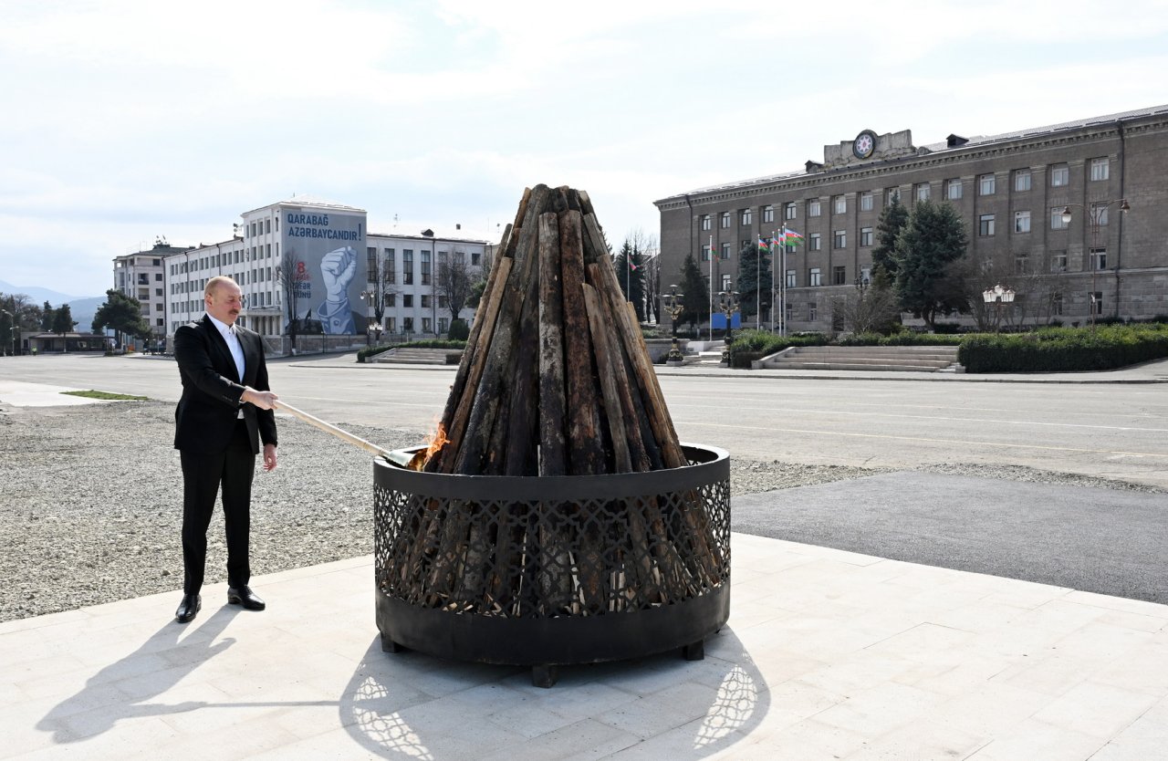 İlham Əliyev Xankəndi şəhərində Novruz tonqalını alovlandırıb - FOTO - foto 11
