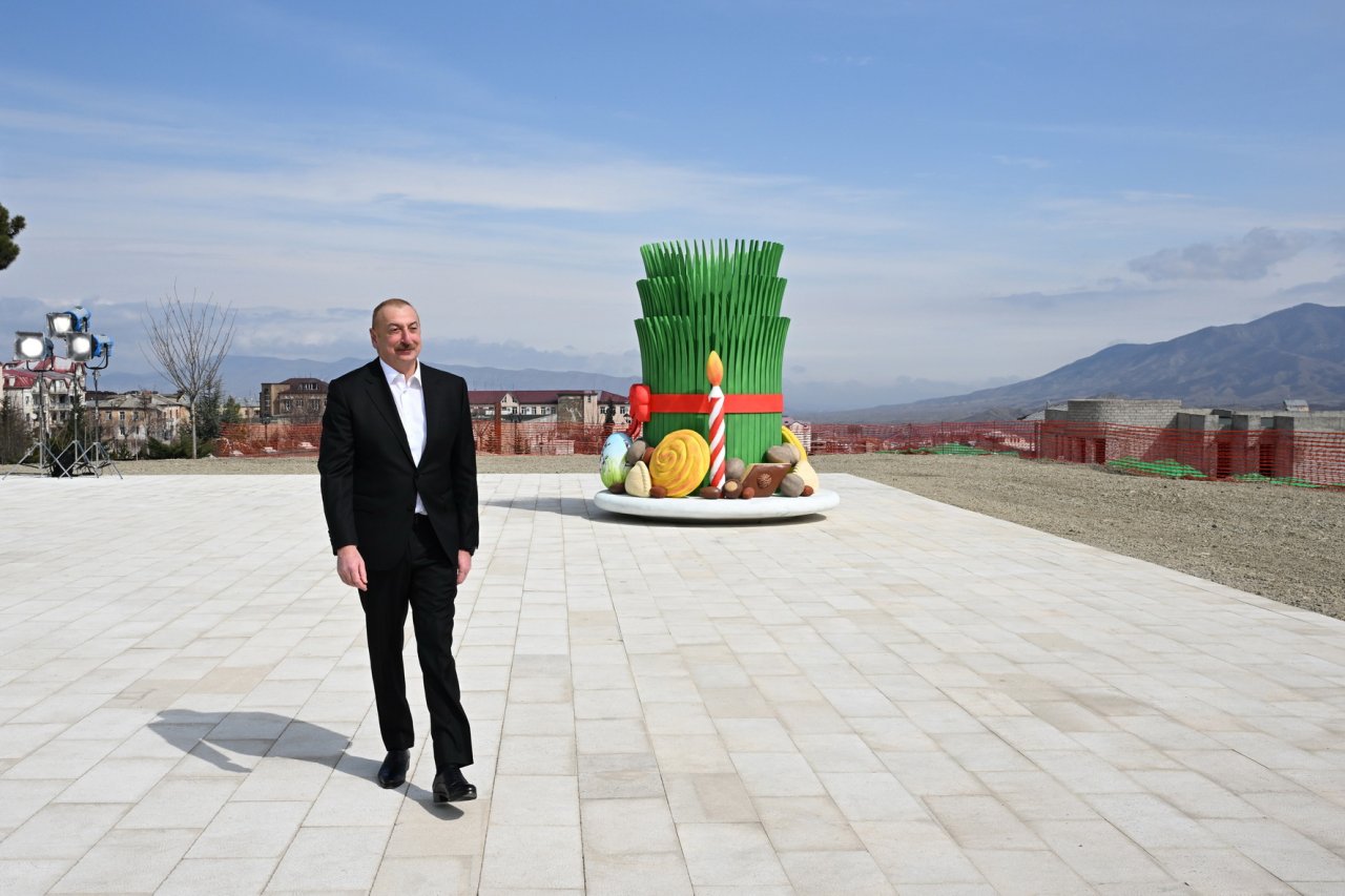 İlham Əliyev Xankəndi şəhərində Novruz tonqalını alovlandırıb - FOTO - foto 2