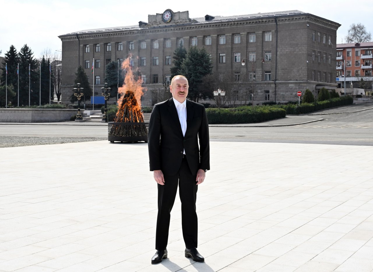 İlham Əliyev Xankəndi şəhərində Novruz tonqalını alovlandırıb - FOTO - foto 9