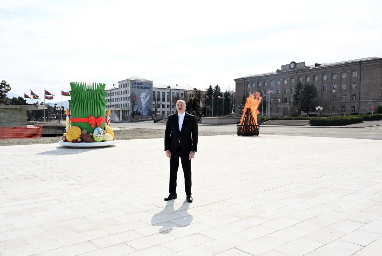 İlham Əliyev Xankəndi şəhərində Novruz tonqalını alovlandırıb - FOTO - foto 4