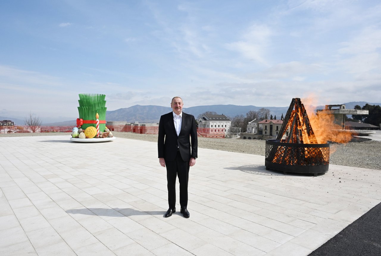 İlham Əliyev Xankəndi şəhərində Novruz tonqalını alovlandırıb - FOTO - foto 1