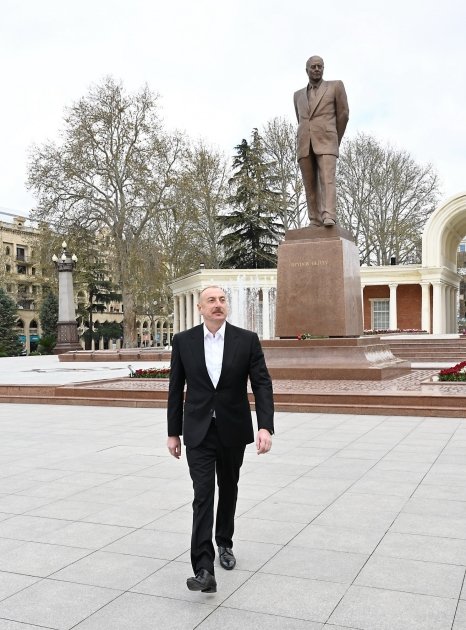 İlham Əliyev Gəncədə Ulu Öndərin abidəsini ziyarət edib - FOTO/VİDEO - foto 2