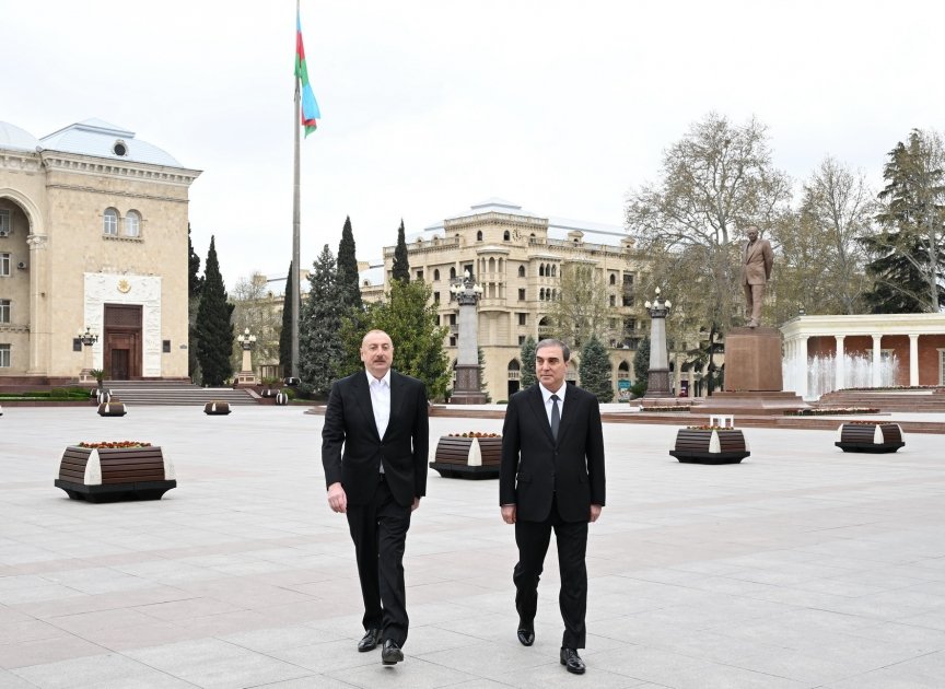 İlham Əliyev Gəncədə Ulu Öndərin abidəsini ziyarət edib - FOTO/VİDEO - foto 1