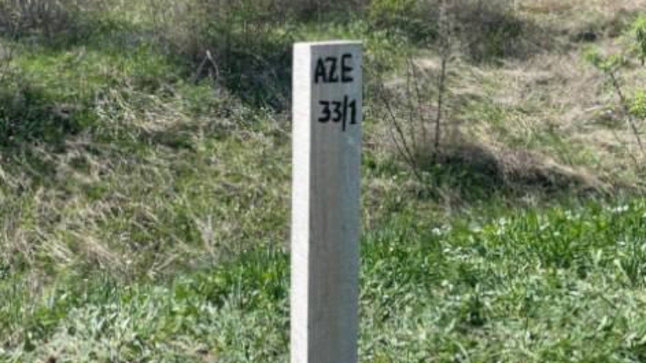 SON DƏQİQƏ: Azərbaycanla Ermənistan arasında ilk sərhəd dirəyi quraşdırıldı - FOTO - foto 2