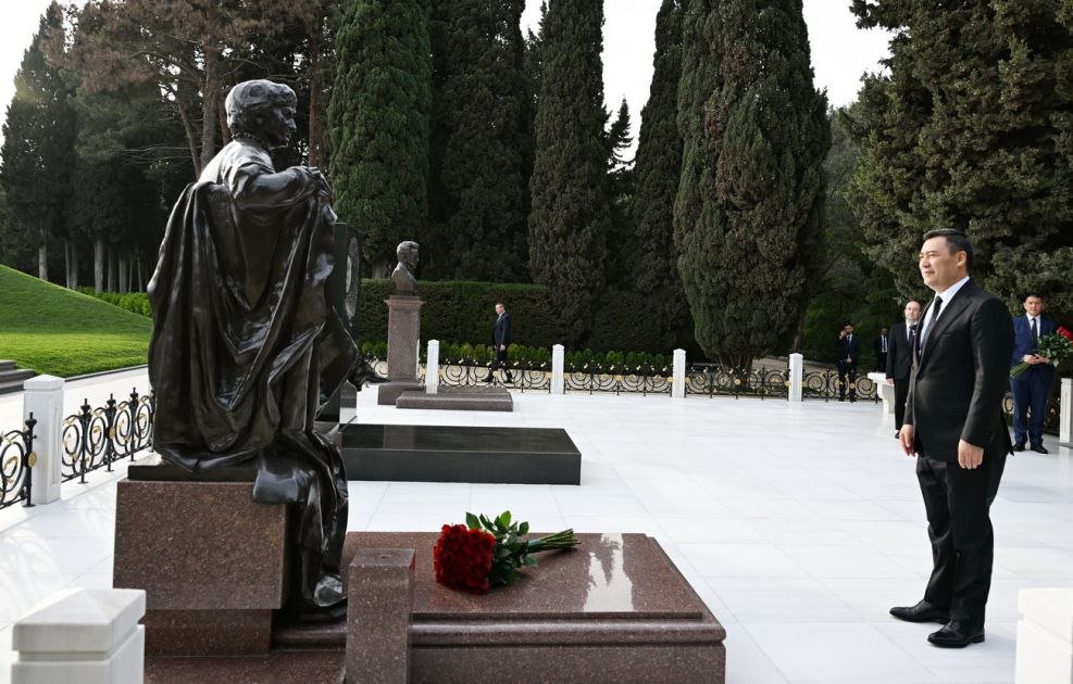 Qırğızıstan Prezidenti Ulu Öndər Heydər Əliyevin məzarını ziyarət edib - FOTO - foto 1