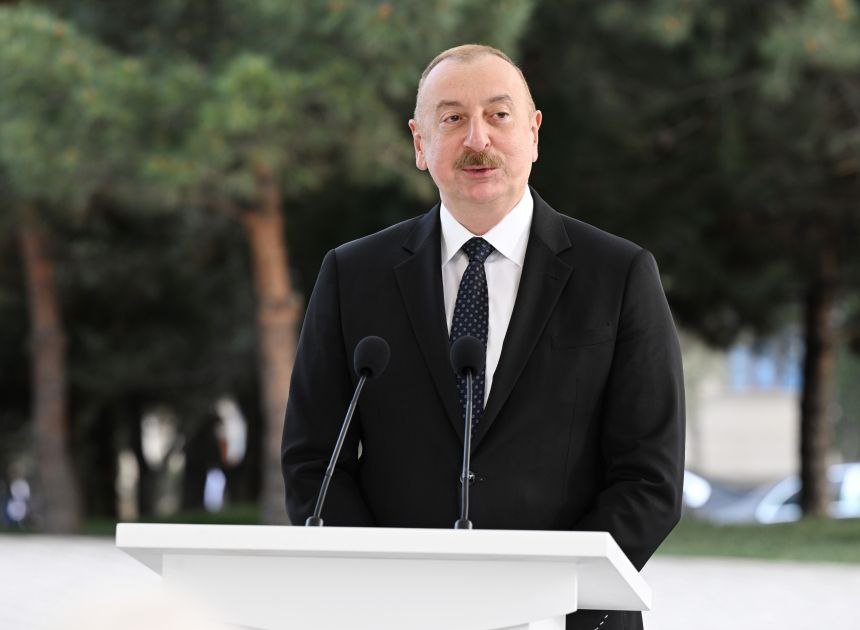 İlham Əliyev və Sadır Japarov Çingiz Aytmatovun abidəsinin açılış mərasimində iştirak etdilər - FOTO - foto 4