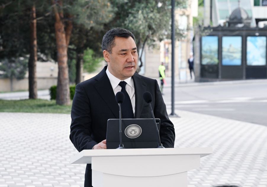 İlham Əliyev və Sadır Japarov Çingiz Aytmatovun abidəsinin açılış mərasimində iştirak etdilər - FOTO - foto 6