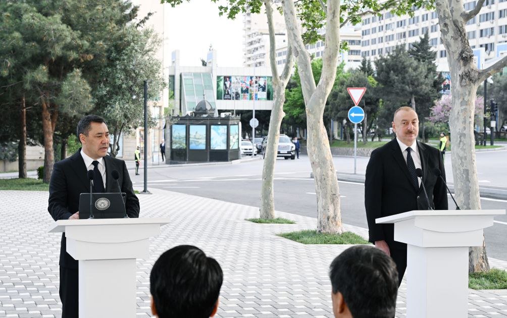 İlham Əliyev və Sadır Japarov Çingiz Aytmatovun abidəsinin açılış mərasimində iştirak etdilər - FOTO - foto 7