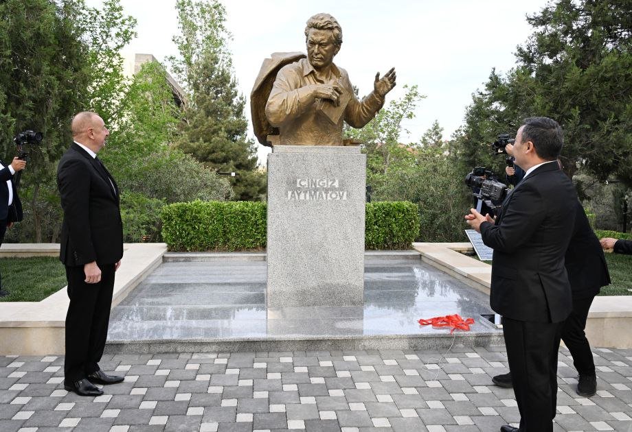 İlham Əliyev və Sadır Japarov Çingiz Aytmatovun abidəsinin açılış mərasimində iştirak etdilər - FOTO - foto 11