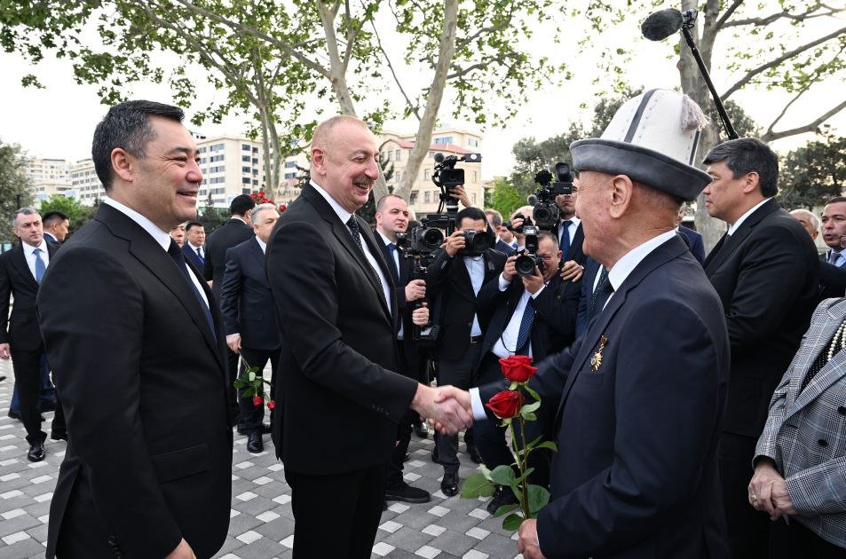 İlham Əliyev və Sadır Japarov Çingiz Aytmatovun abidəsinin açılış mərasimində iştirak etdilər - FOTO - foto 12