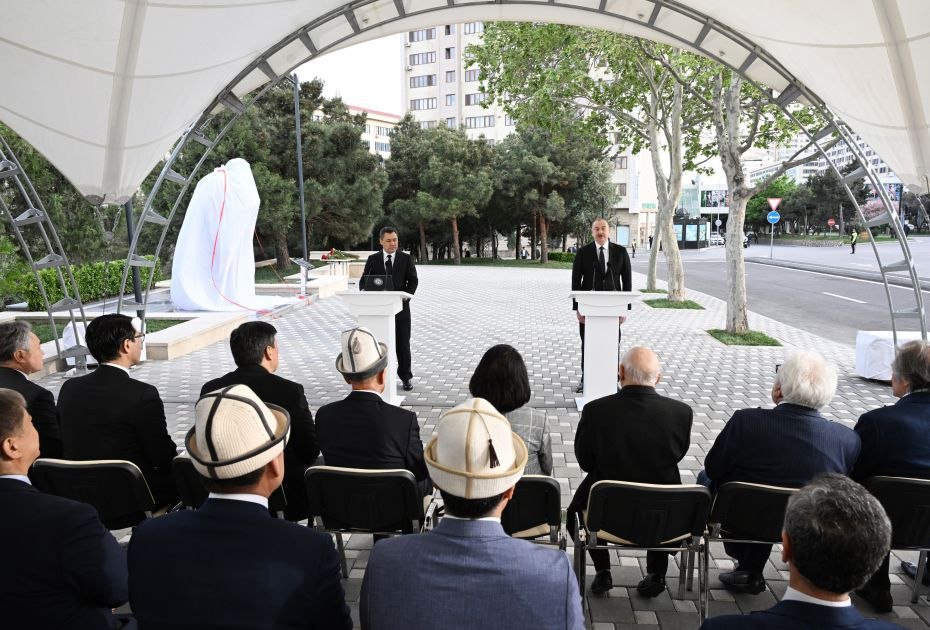 İlham Əliyev və Sadır Japarov Çingiz Aytmatovun abidəsinin açılış mərasimində iştirak etdilər - FOTO - foto 1