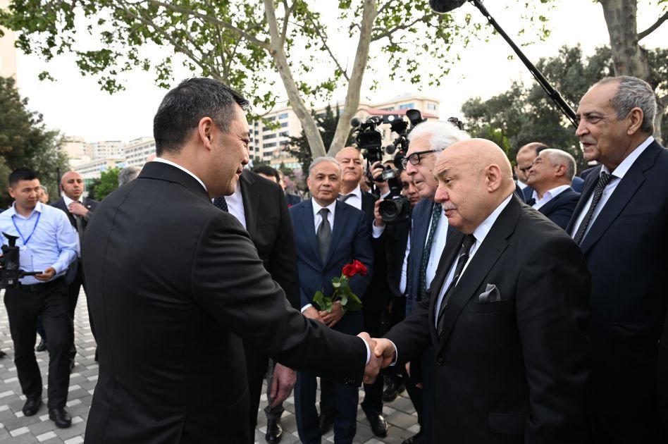 İlham Əliyev və Sadır Japarov Çingiz Aytmatovun abidəsinin açılış mərasimində iştirak etdilər - FOTO - foto 13