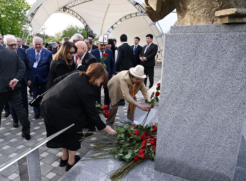 İlham Əliyev və Sadır Japarov Çingiz Aytmatovun abidəsinin açılış mərasimində iştirak etdilər - FOTO - foto 14