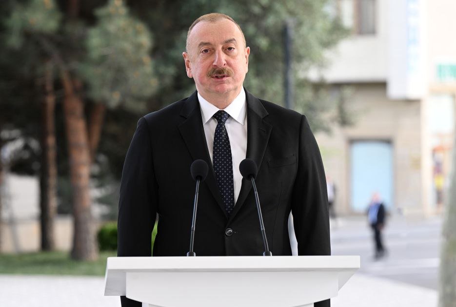 İlham Əliyev və Sadır Japarov Çingiz Aytmatovun abidəsinin açılış mərasimində iştirak etdilər - FOTO - foto 2