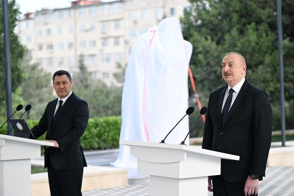İlham Əliyev və Sadır Japarov Çingiz Aytmatovun abidəsinin açılış mərasimində iştirak etdilər - FOTO - foto 5